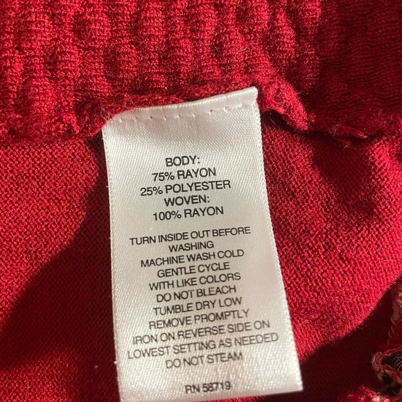 Rebecca Malone long sleeve sweater w/sewn in collar & bottom ruffle, red, size L - Picture 5 of 6